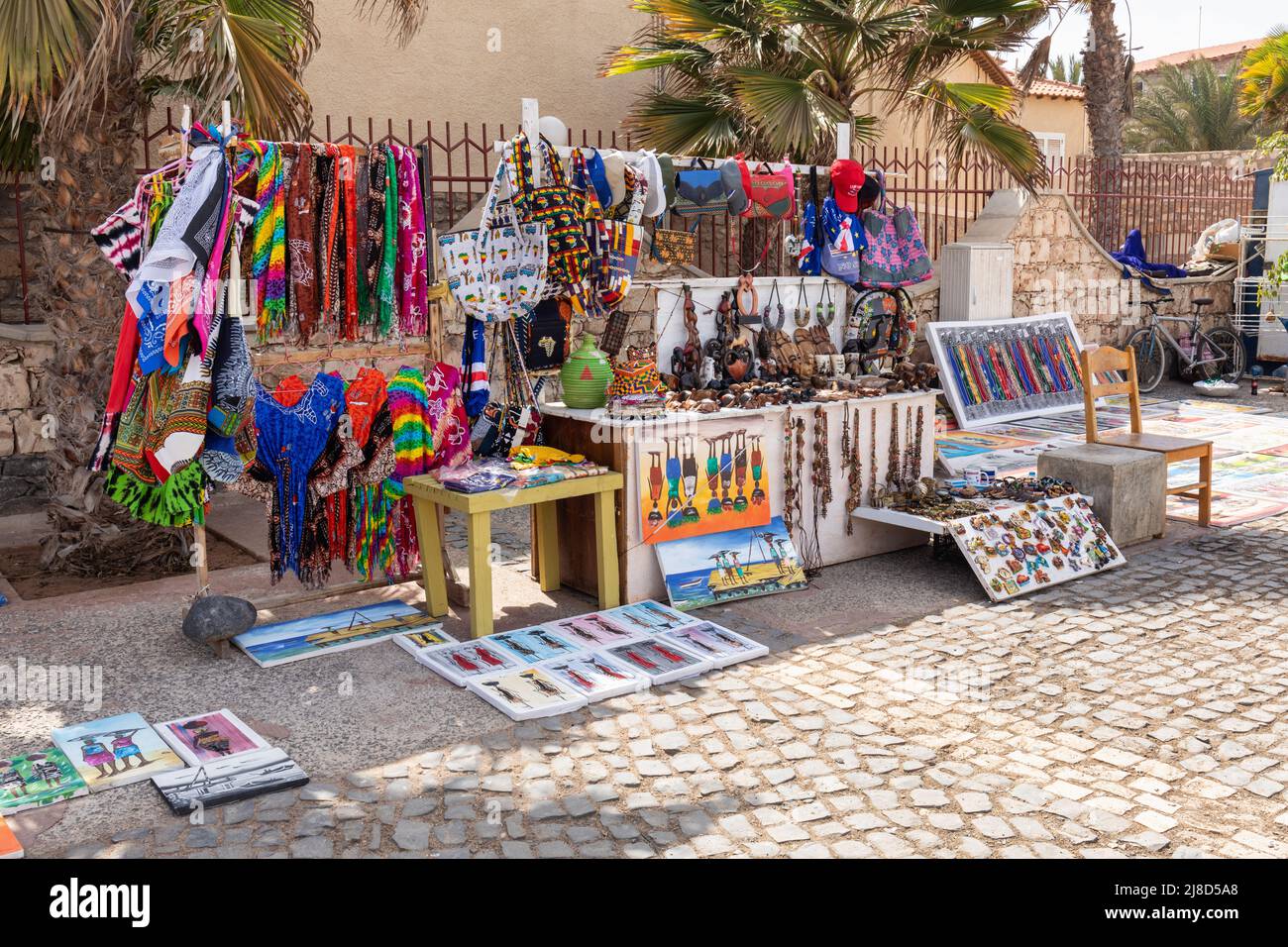 Ein farbenfroher Marktstand eines Straßenverkäufers, der Souvenirs an Touristen verkauft, Santa Maria, Sal, Kap Verde, Cabo Verde Inseln, Afrika Stockfoto