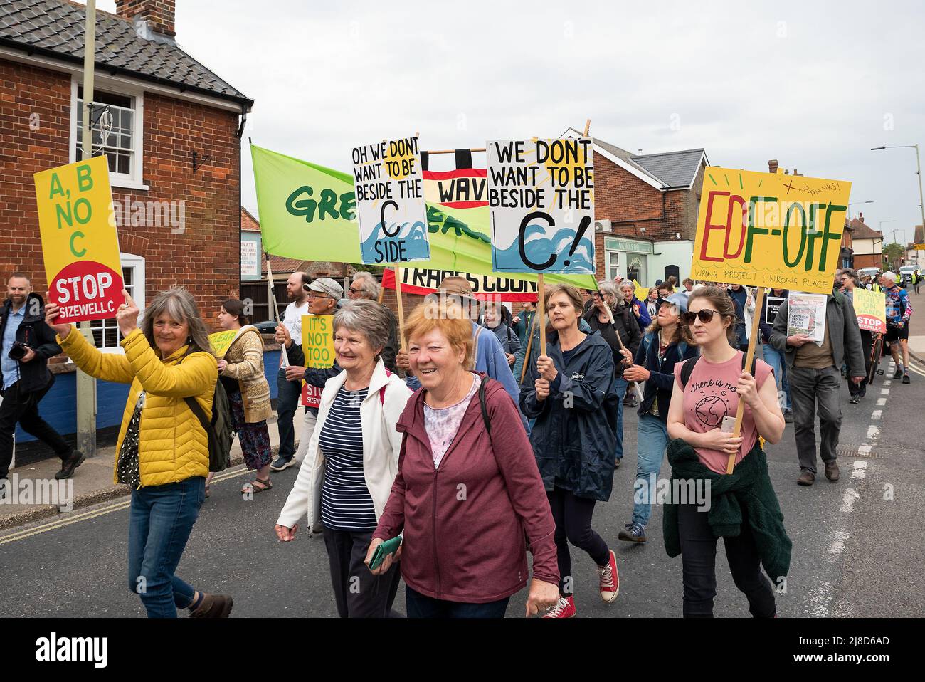 Leiston, Suffolk, Großbritannien. 15.. Mai 2022. Demonstranten, die sich gegen den Bau der Kernkraftwerke Sizewell C im EEF-Bereich einsetzten, versammelten sich in Leiston und marschierten 2 Meilen vor dem geänderten Planungsentscheidungstermin nach Sizewell Beach. Eine Kundgebung fand in Sichtweite des aktuellen EDF-Reaktors Sizewell B und des geplanten Standorts von Sizewell C statt. Gemeinsam organisiert von Stop Sizewell C und gemeinsam gegen Sizewell C. Quelle: Stephen Bell/Alamy Live News Stockfoto