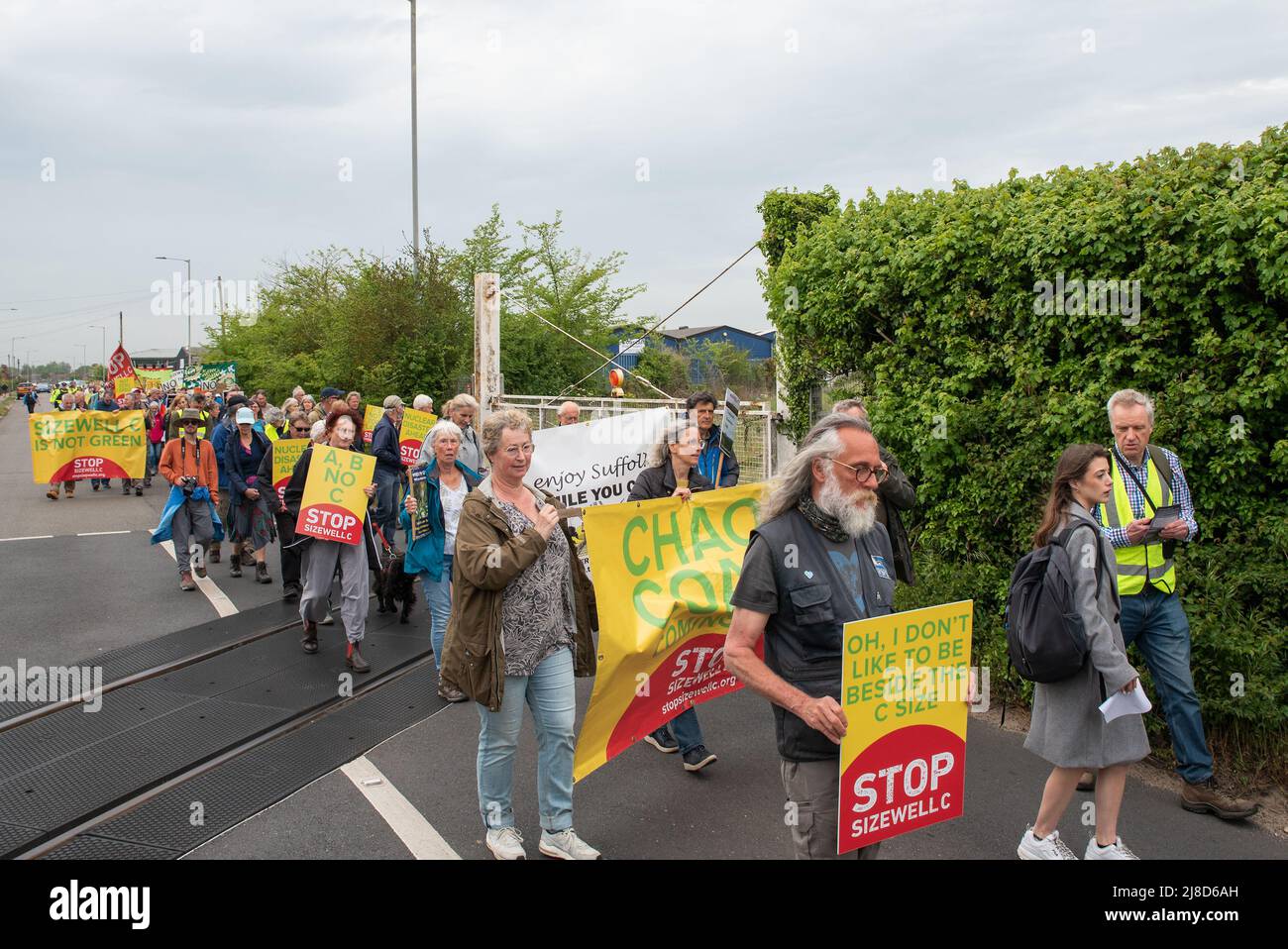 Leiston, Suffolk, Großbritannien. 15.. Mai 2022. Demonstranten, die sich gegen den Bau der Kernkraftwerke Sizewell C im EEF-Bereich einsetzten, versammelten sich in Leiston und marschierten 2 Meilen vor dem geänderten Planungsentscheidungstermin nach Sizewell Beach. Eine Kundgebung fand in Sichtweite des aktuellen EDF-Reaktors Sizewell B und des geplanten Standorts von Sizewell C statt. Gemeinsam organisiert von Stop Sizewell C und gemeinsam gegen Sizewell C. Quelle: Stephen Bell/Alamy Live News Stockfoto