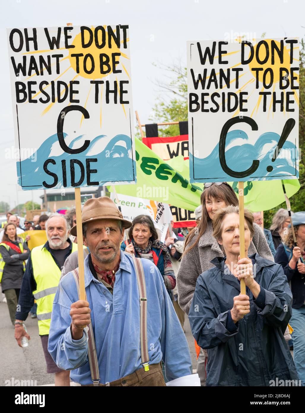 Leiston, Suffolk, Großbritannien. 15.. Mai 2022. Demonstranten, die sich gegen den Bau der Kernkraftwerke Sizewell C im EEF-Bereich einsetzten, versammelten sich in Leiston und marschierten 2 Meilen vor dem geänderten Planungsentscheidungstermin nach Sizewell Beach. Eine Kundgebung fand in Sichtweite des aktuellen EDF-Reaktors Sizewell B und des geplanten Standorts von Sizewell C statt. Gemeinsam organisiert von Stop Sizewell C und gemeinsam gegen Sizewell C. Quelle: Stephen Bell/Alamy Live News Stockfoto