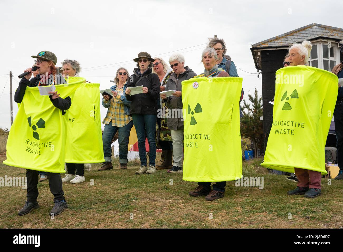 Leiston, Suffolk, Großbritannien. 15.. Mai 2022. Demonstranten, die sich gegen den Bau der Kernkraftwerke Sizewell C im EEF-Bereich einsetzten, versammelten sich in Leiston und marschierten 2 Meilen vor dem geänderten Planungsentscheidungstermin nach Sizewell Beach. Eine Kundgebung fand in Sichtweite des aktuellen EDF-Reaktors Sizewell B und des geplanten Standorts von Sizewell C statt. Gemeinsam organisiert von Stop Sizewell C und gemeinsam gegen Sizewell C. Quelle: Stephen Bell/Alamy Live News Stockfoto