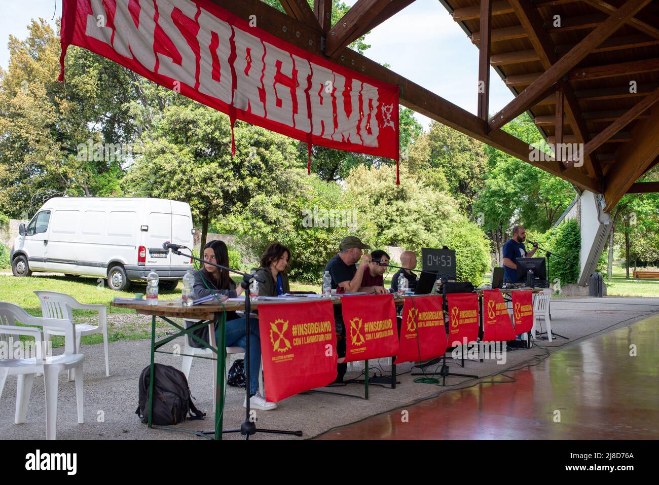 Nationale Versammlung, die von der 'Collettivo di Fabbrica' ex GKN gefördert wird. Im Park der Villa Montalvo in Campi Bisenzio versammelten sich rund 500 Menschen zur Nationalversammlung, um über Arbeitnehmerrechte und andere aktuelle Themen zu sprechen. Mai 15 2022, Campi Bisenzio, Florenz, Italien. Kredit: Mario Carovani/Alamy Live Nachrichten. Stockfoto