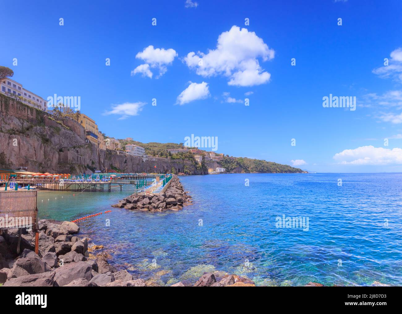 Sommer: Sorrento Strand in Italien. Blick auf die mit Strandhütten und Sonnenschirmen gesäumten Stege am Meer. Stockfoto
