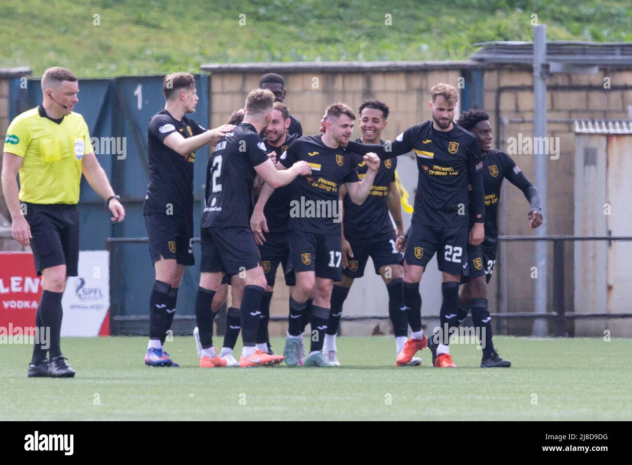 Livingston, West Lothian, Schottland. 15. May 2022 ; Almondvale Stadium, Livingston, West Lothian, Schottland: Schottischer Premier League-Fußball, Livingston gegen den FC Dundee; Alan Forrest von Livingston wird nach dem Punktestand für 2-1 gratuliert Credit: Action Plus Sports Images/Alamy Live News Stockfoto