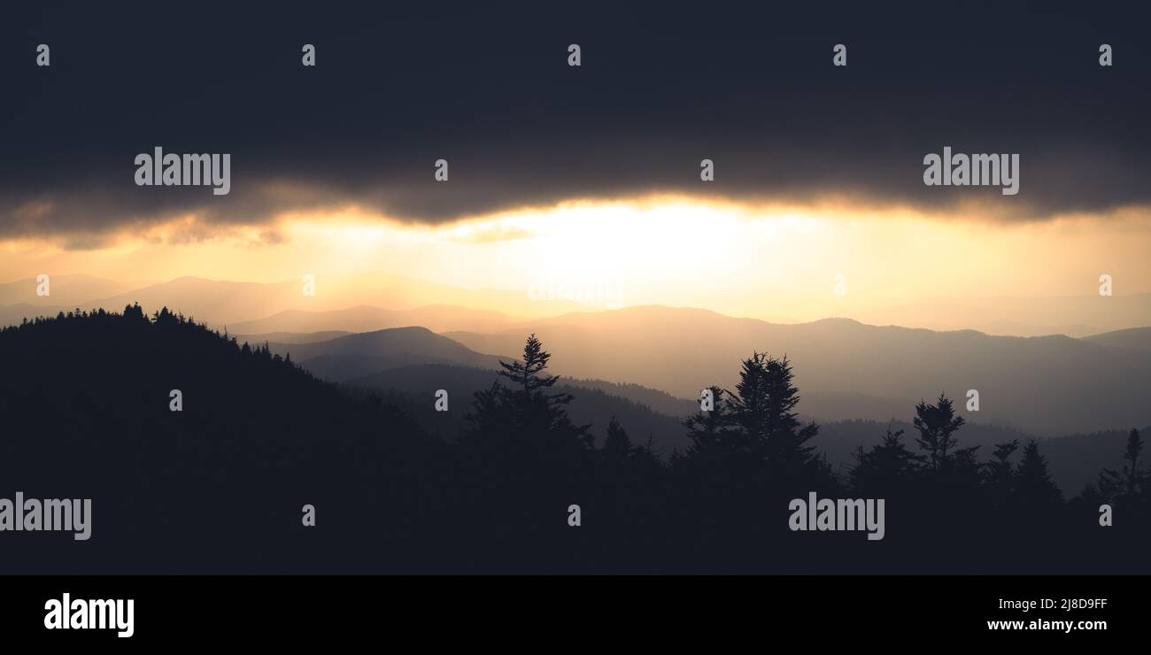 Ein verschwommener Sonnenuntergang vom Clingmans Dome, Great Smoky Mountains National Park, Tennessee/North Carolina. Stockfoto