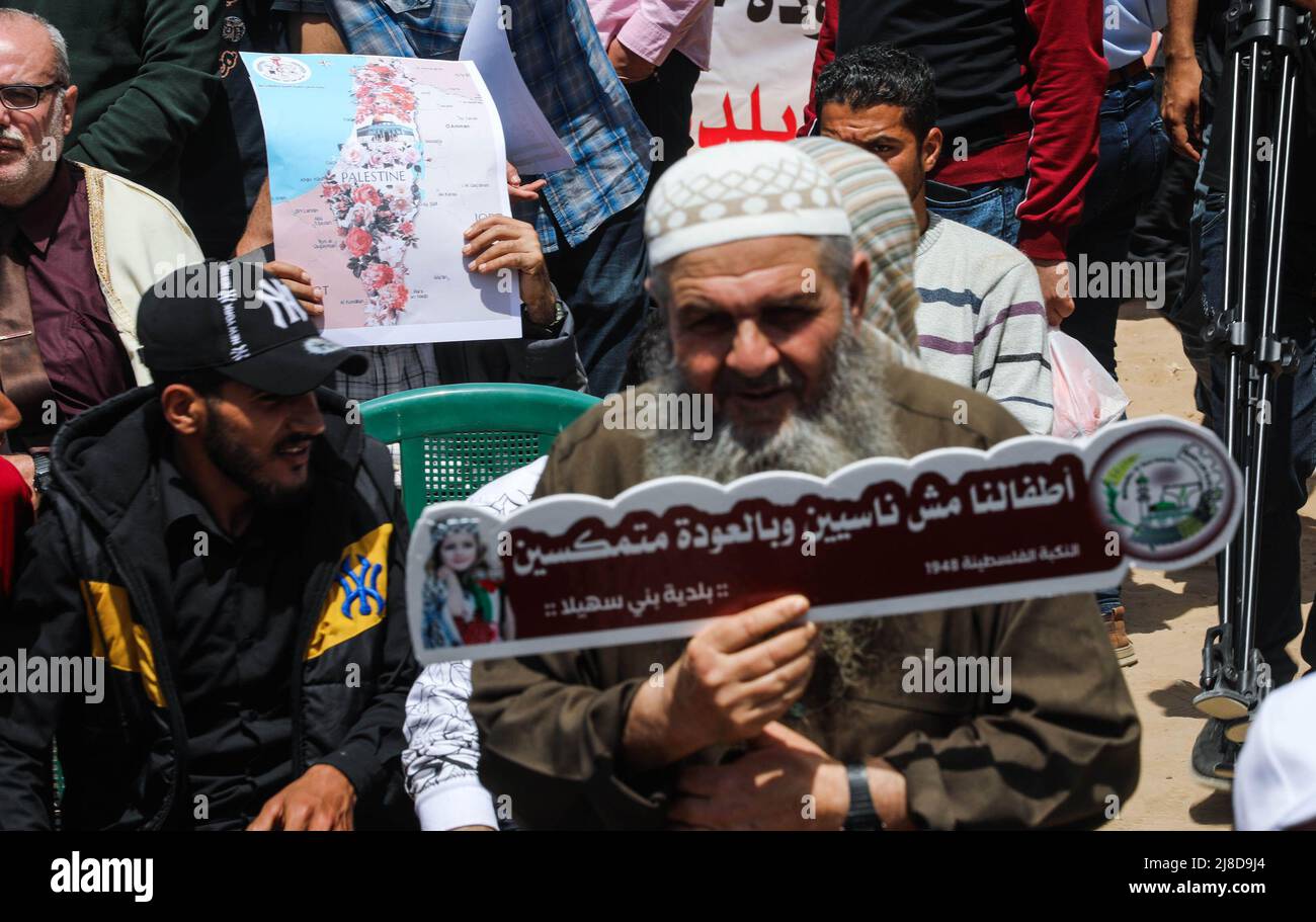 Ein Palästinenser trägt ein Schild mit der historischen Palästinenserkarte, während er an einer Kundgebung zum 74.. Jahrestag von Nakba vor den UNESCO-Büros in Gaza-Stadt teilnimmt. Die palästinensischen Fraktionen organisieren alle 15.. Mai eine Kundgebung, die das, was sie die "Nakba" oder "Katastrophe" nennen, mit Bezug auf ihre Entwurzelung im Krieg um die Gründung Israels im Jahr 1948 markiert. Stockfoto