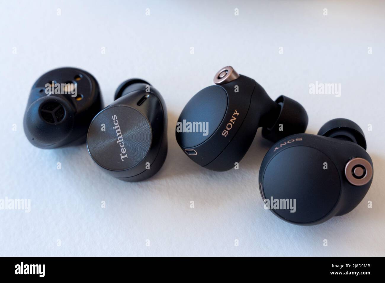 Sony WF-1000XM4 im Vergleich zu Technics EAH-AZ60. Branchenführende Ohrhörer Mit Geräuschminimierung Und Echter Kabelloser Technologie Stockfoto