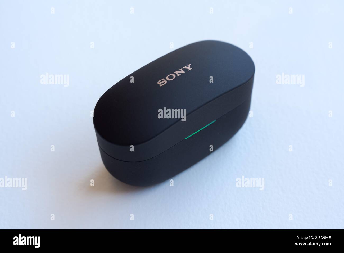 Tasche Sony WF-1000XM4 . Branchenführende Ohrhörer mit Geräuschminimierung und integriertem Alexa, Stockfoto