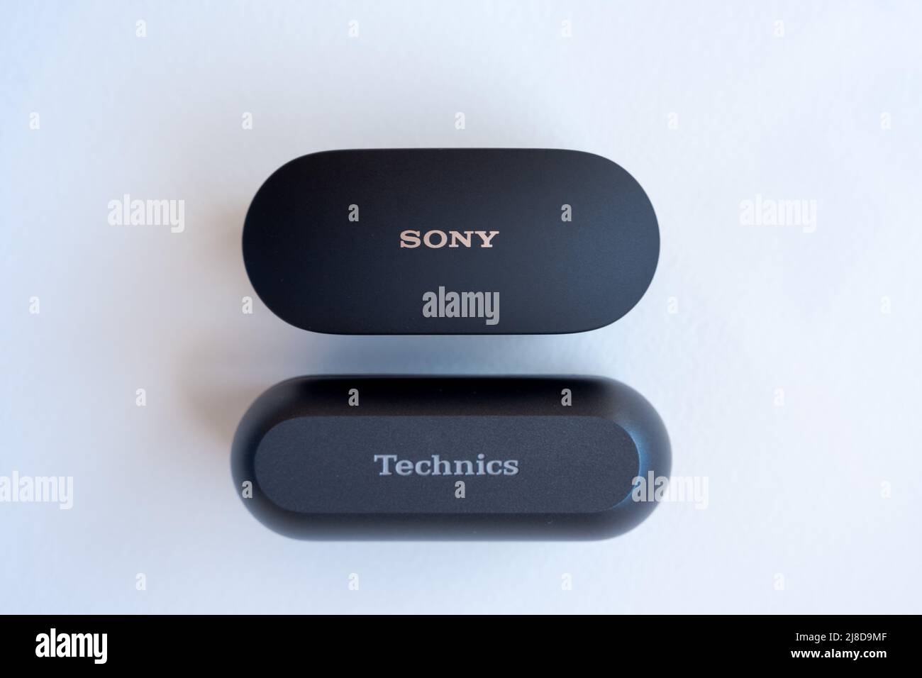 Sony WF-1000XM4 im Vergleich zu Technics EAH-AZ60 Gehäusen. Branchenführende Ohrhörer Mit Geräuschminimierung Und Echter Kabelloser Technologie Stockfoto