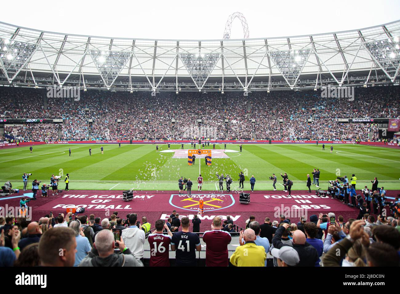 London, England, 15.. Mai 2022. Mark Noble von West Ham United geht zu einer standing Ovation für sein letztes Heimspiel, bevor er sich beim Premier League-Spiel im London Stadium, London, in den Ruhestand verabschiedet. Bildnachweis sollte lauten: Kieran Cleeves / Sportimage Kredit: Sportimage/Alamy Live News Stockfoto