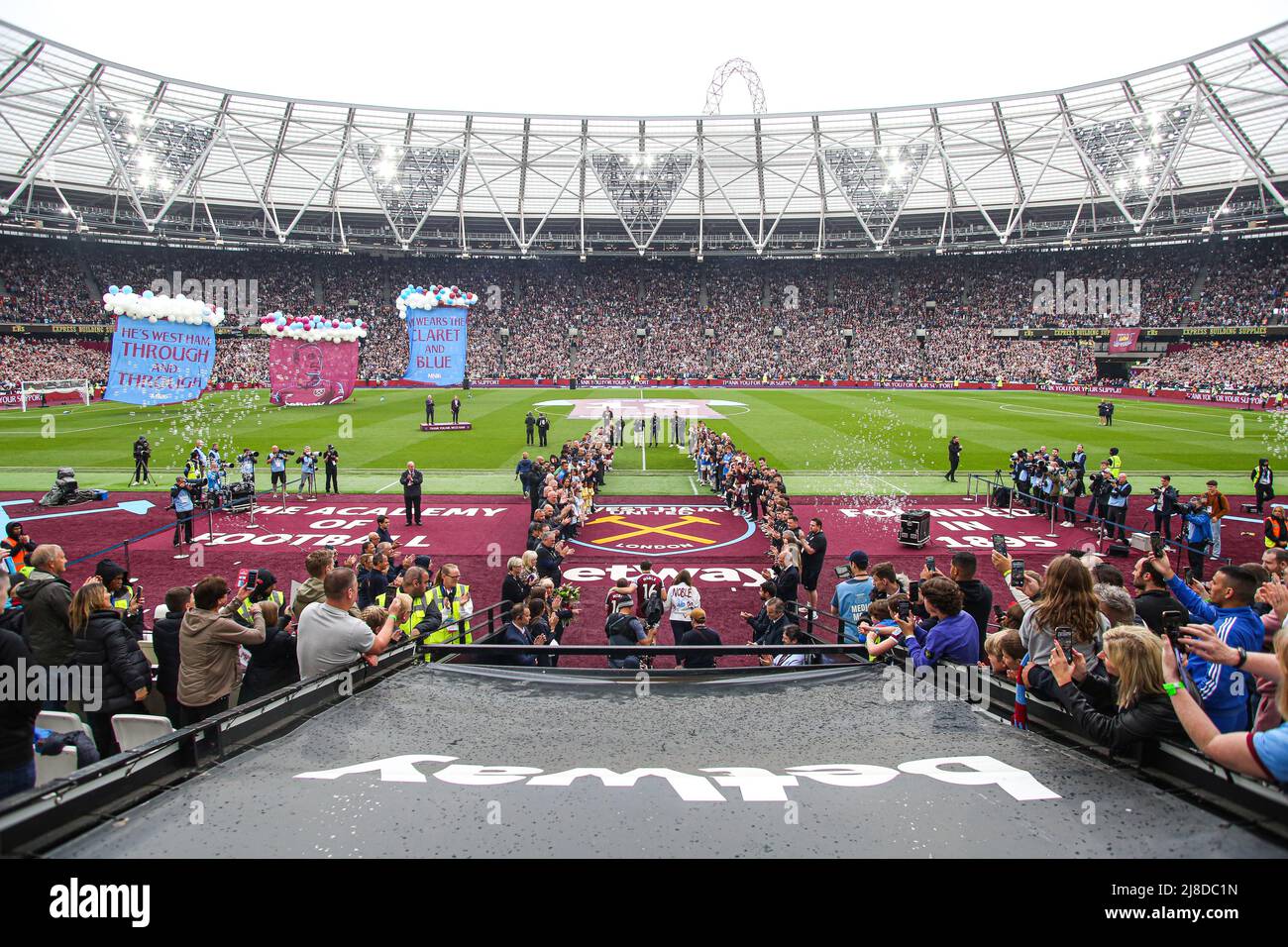 London, England, 15.. Mai 2022. Mark Noble von West Ham United geht zu Standing Ovations, nachdem er sein letztes Heimspiel für den Club gespielt hat, bevor er sich während des Spiels der Premier League im London Stadium, London, in den Ruhestand verabschiedet hat. Bildnachweis sollte lauten: Kieran Cleeves / Sportimage Kredit: Sportimage/Alamy Live News Stockfoto