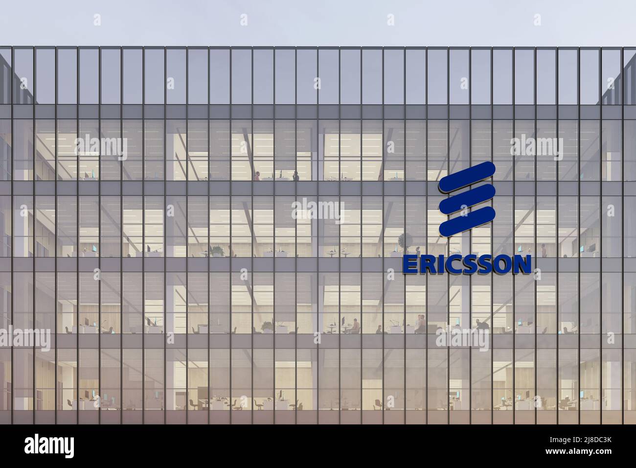 Kista, Stockholm, Schweden. 2.Mai 2022. Nur zur redaktionellen Verwendung, 3D CGI. Ericsson Signage-Logo auf dem Glasgebäude. Telekommunikationsentwickler Stockfoto