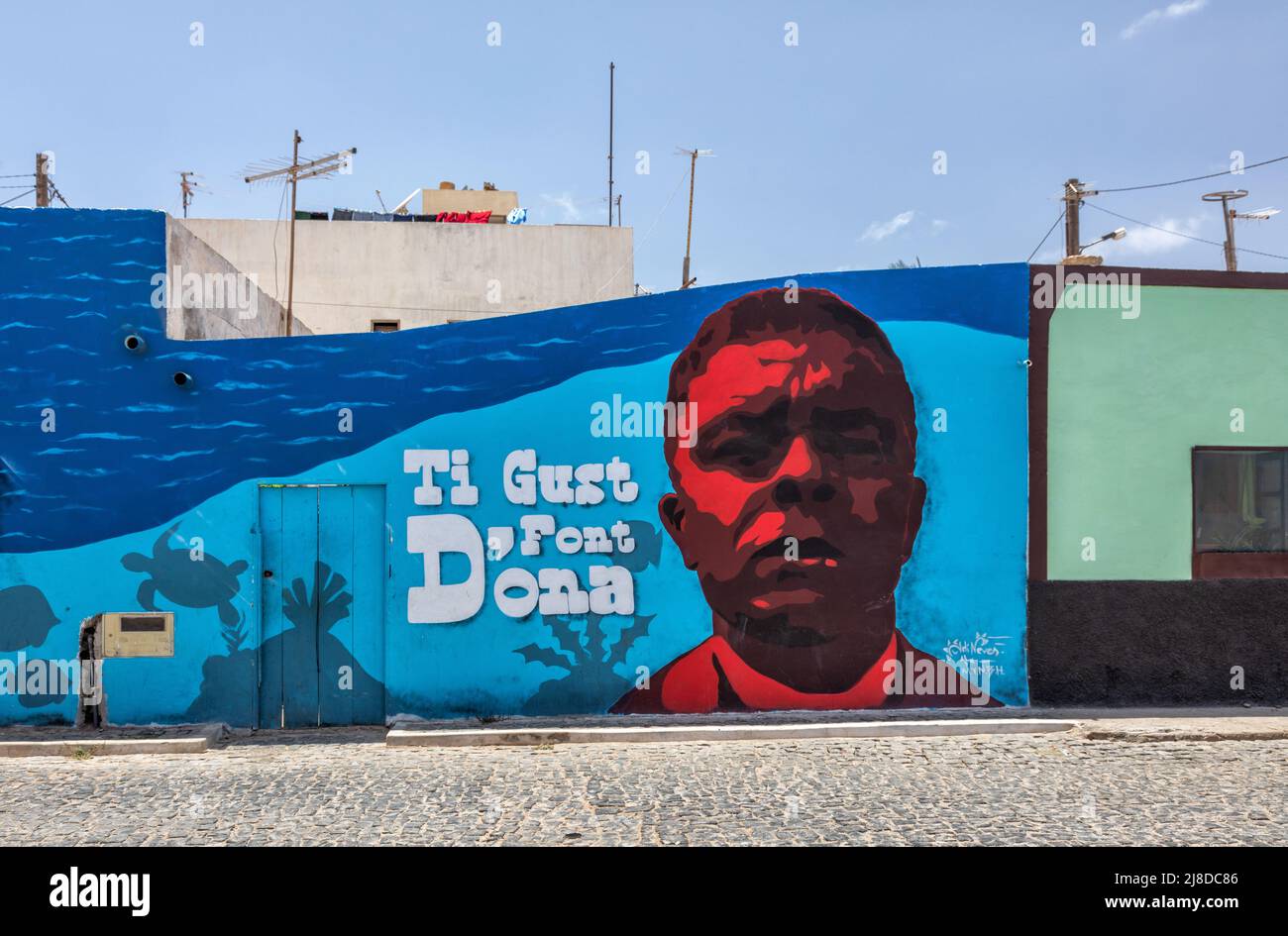 Ein buntes Wandgemälde, das auf einer Wand in Palmeira, Sal, Kapverdischen Inseln, Afrika gemalt wurde Stockfoto