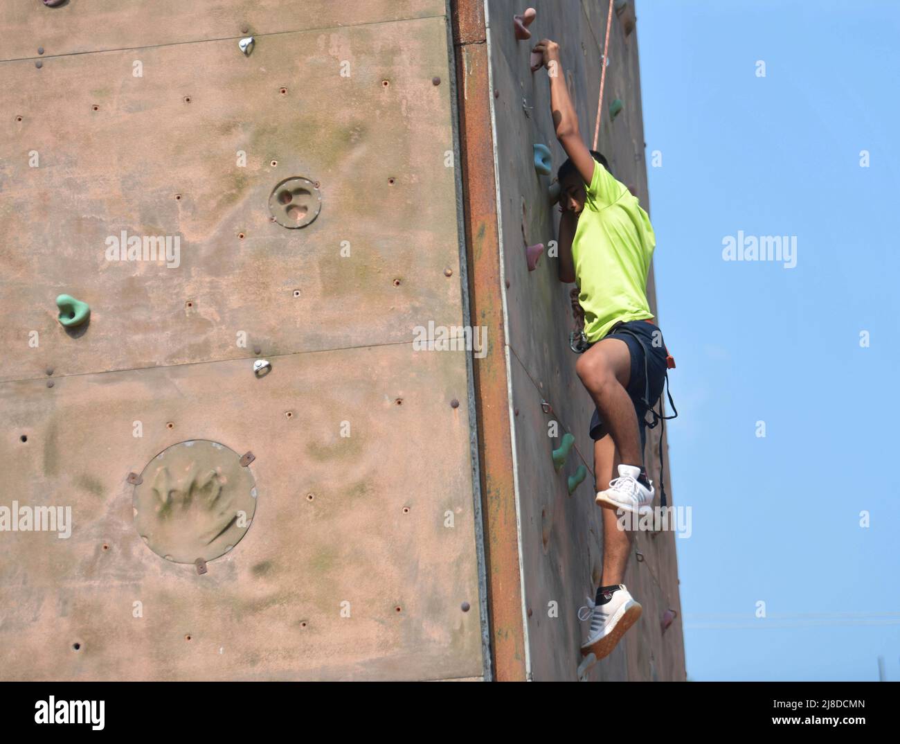 Jugendliche klettern während des „State Level Sport Climbing Coaching Camp“ im Sport Climbing Center, Dasaratha Dev State Sports Complex, in Agartala an einer künstlichen Wand. Tripura, Indien. Stockfoto