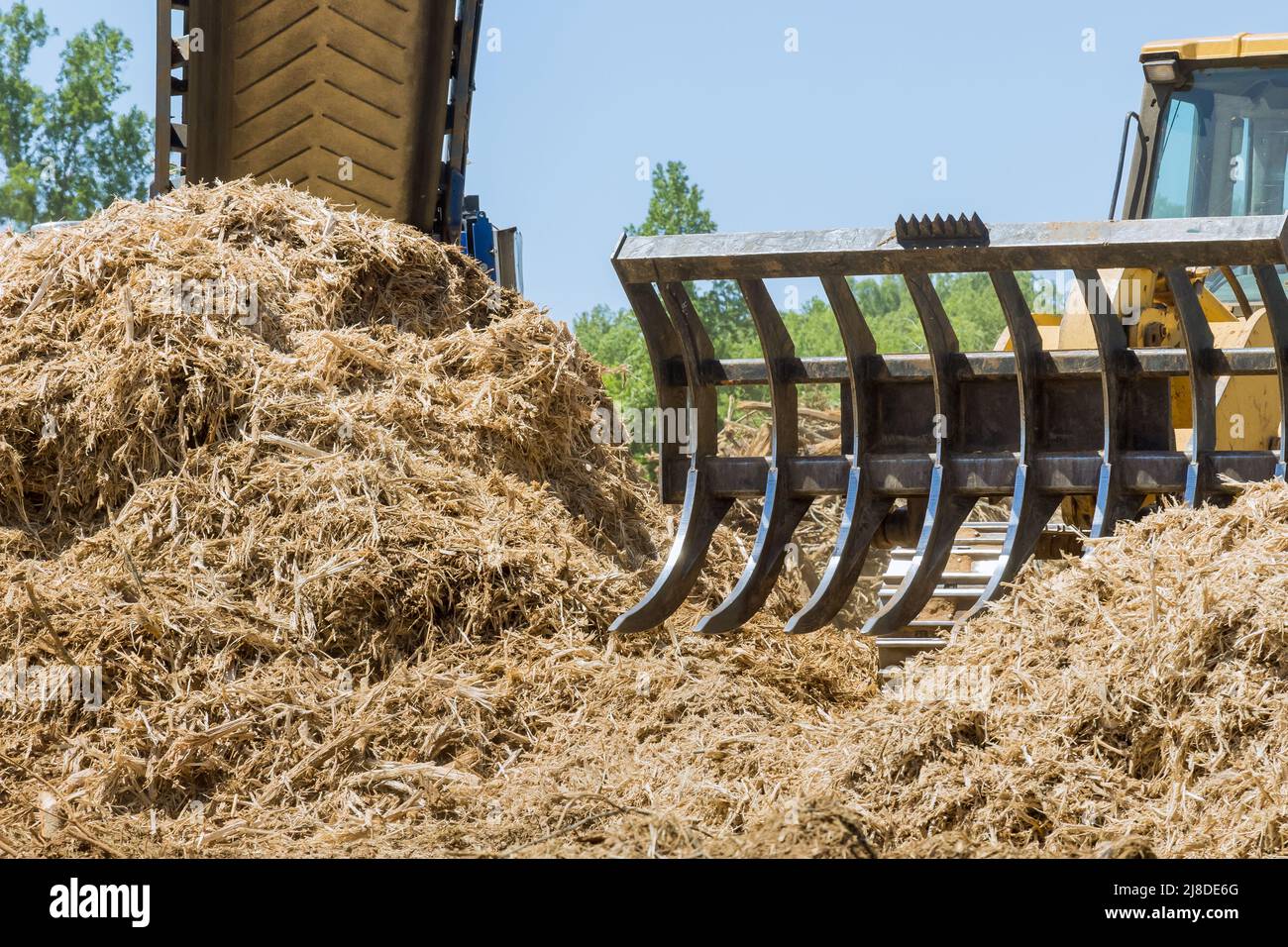 Holzhackschnitzelproduktion in den Bergen Stockfoto