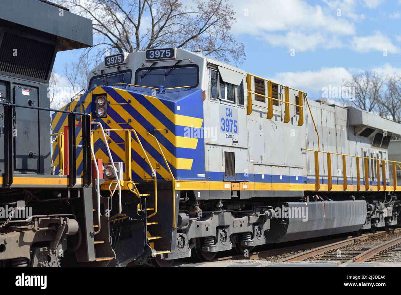 Elgin, Illinois, USA. Eine Lokomotive der Canadian National Railway, eine von mehreren Einheiten, die einen Güterzug durch die Vororte von Chicago antreibt. Stockfoto