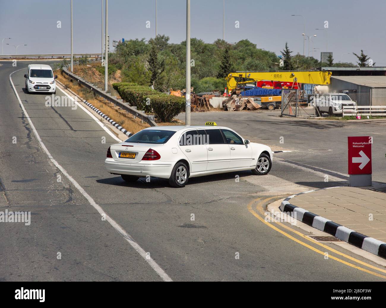 Ayia Napa, Zypern - 31. Mai 2021: Weißer Mercedes 6-türige Taxiwagen. Ayia Napa ist ein Touristenort am äußersten östlichen Ende der Südküste Zyperns Stockfoto