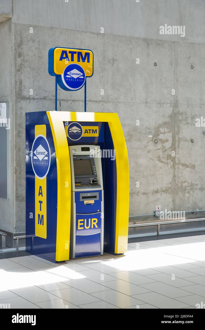 Larnaca, Zypern - 31. Mai 2021: Euronet Worldwide Bank ATM in Glafcos Clerides Larnaca International Airport. Es ist ein amerikanischer Anbieter von globalen Elektr Stockfoto