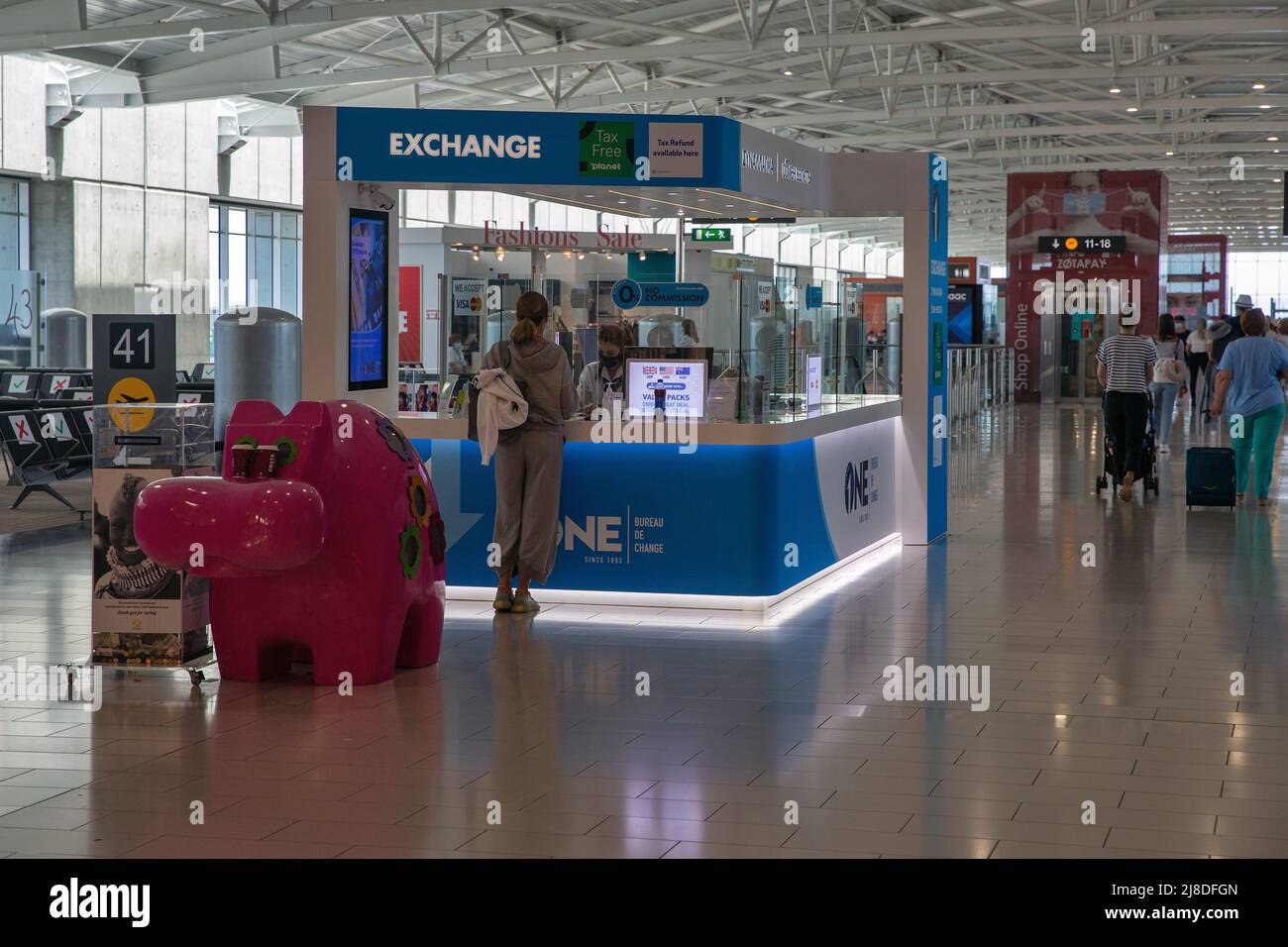 Larnaca, Zypern - 31. Mai 2021: Die Menschen besuchen Halle mit Wechselstube im Glafcos Clerides Larnaca internationalen Flughafen. Es ist das Hauptaugenteil des TW Stockfoto