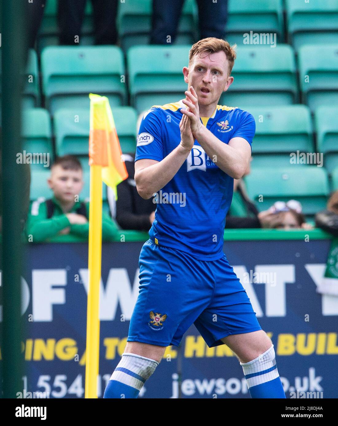 Edinburgh, Großbritannien. 15.. Mai 2022. Cinch Premiership - Hibernian / St. Johnstone. 15/5/2022. Liam Craig, der Mittelfeldspieler von St. Johnstone, begrüßt die Auswärtsunterstützung in einem saintsÕ-Shirt, das sich als sein letztes Spiel erweisen könnte, als Hibernian im Cinch Premiership im Easter Road Stadium, Edinburgh, Midlothian, Großbritannien, Gastgeber von St. Johnstone ist. Quelle: Ian Jacobs/Alamy Live News Stockfoto