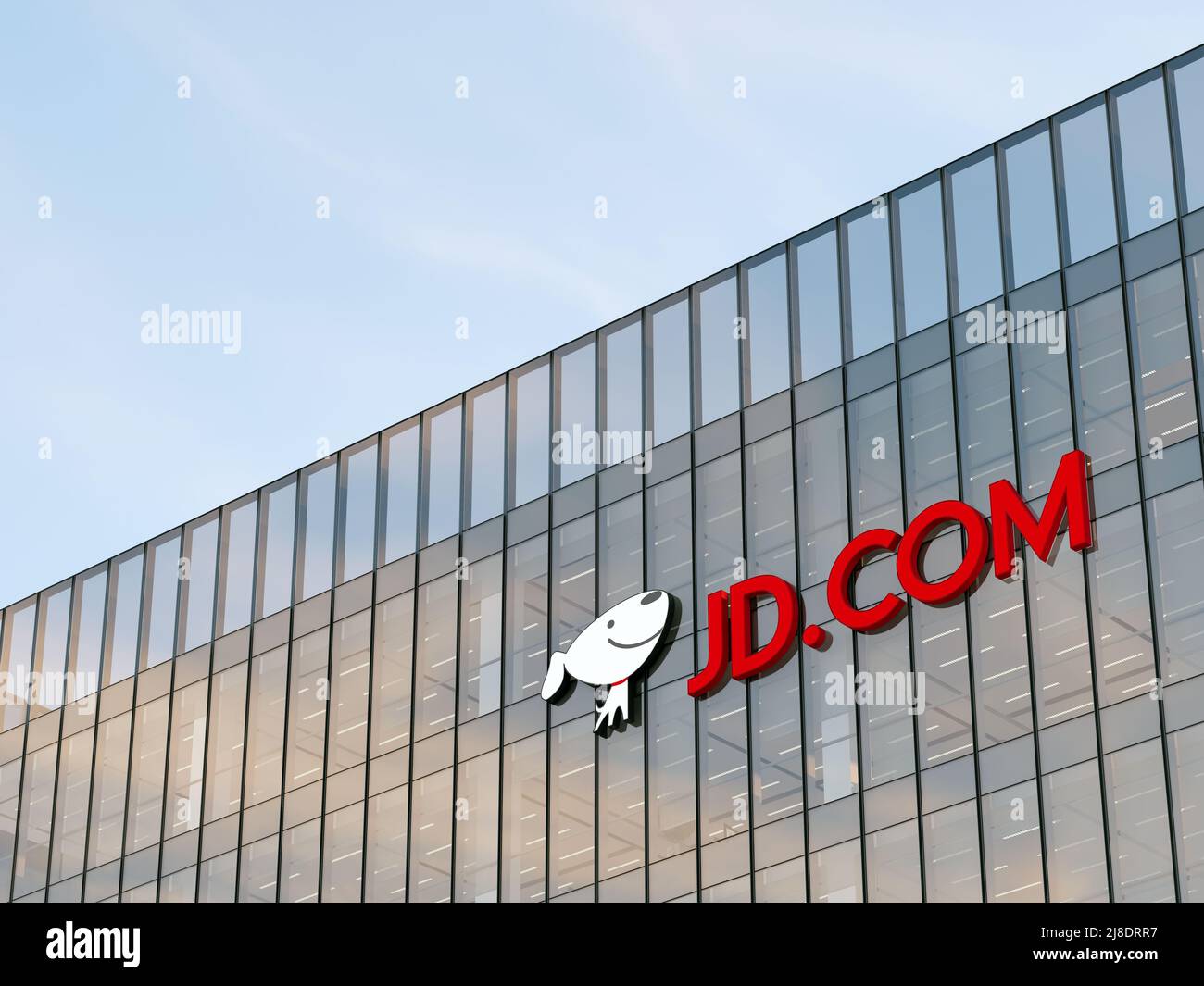 Peking, China. 2.Mai 2022. Nur zur redaktionellen Verwendung, 3D CGI. JD.com Jingdong-Schilder-Logo auf dem Glasgebäude. Arbeitsplatz des Büros der E-Commerce-Gesellschaft Stockfoto