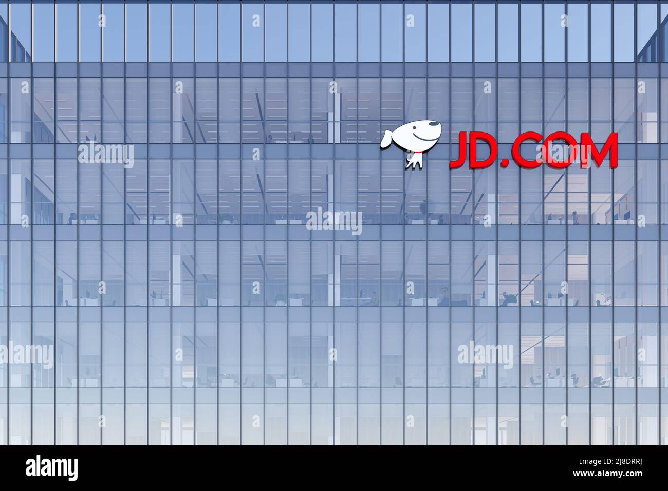 Peking, China. 2.Mai 2022. Nur zur redaktionellen Verwendung, 3D CGI. JD.com Jingdong-Schilder-Logo auf dem Glasgebäude. Arbeitsplatz des Büros der E-Commerce-Gesellschaft Stockfoto