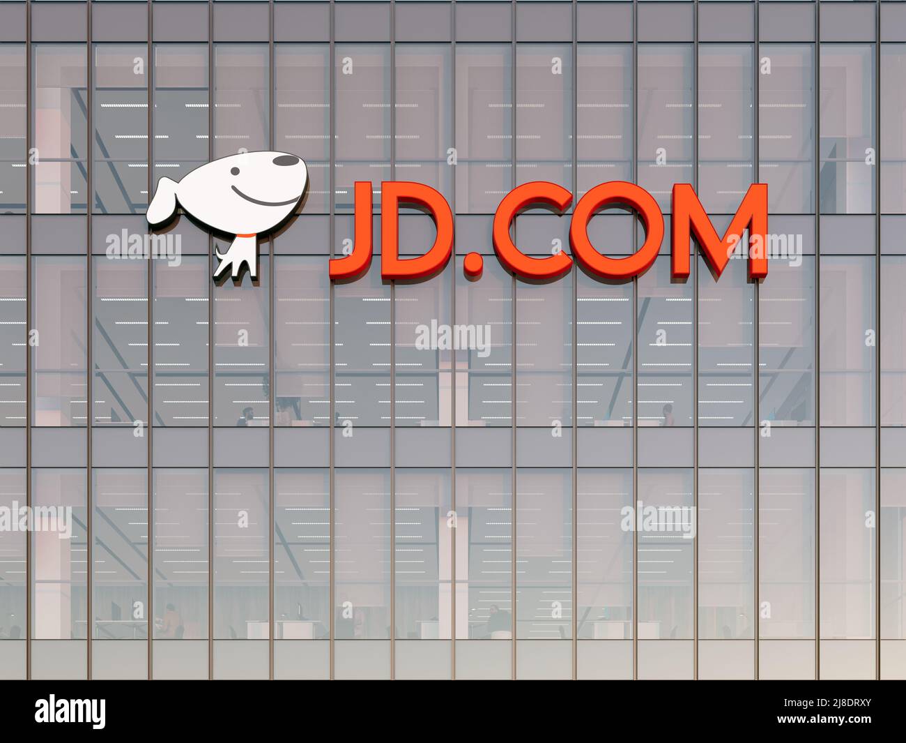 Peking, China. 2.Mai 2022. Nur zur redaktionellen Verwendung, 3D CGI. JD.com Jingdong-Schilder-Logo auf dem Glasgebäude. Arbeitsplatz des Büros der E-Commerce-Gesellschaft Stockfoto