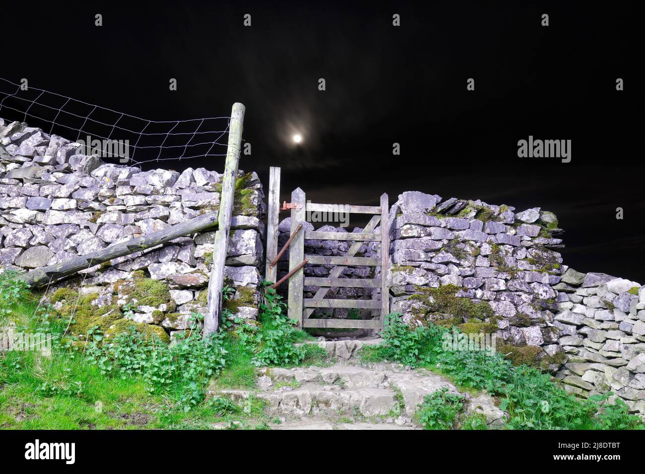 Ein Tor und eine Trockensteinmauer im Yorkshire Dales National Park Stockfoto