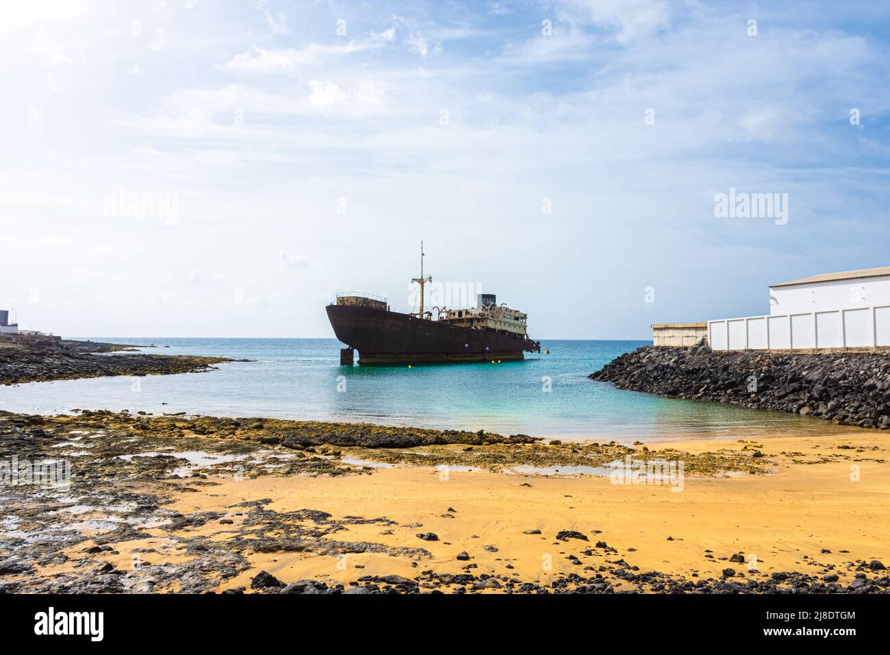 Das Schiffswrack von Telamon auf dem Meer unter blauem Himmel und Sonnenlicht auf der Insel Lanzarote, Spanien Stockfoto
