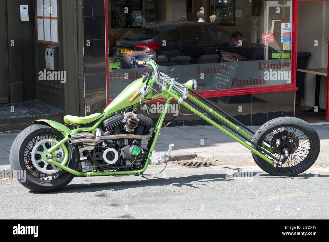 Ein grünes Chopper-Motorrad. Buell-Motor. Registriert im Jahr 2003. Harter Schwanz. Gabeln in Trägerform. Stockfoto