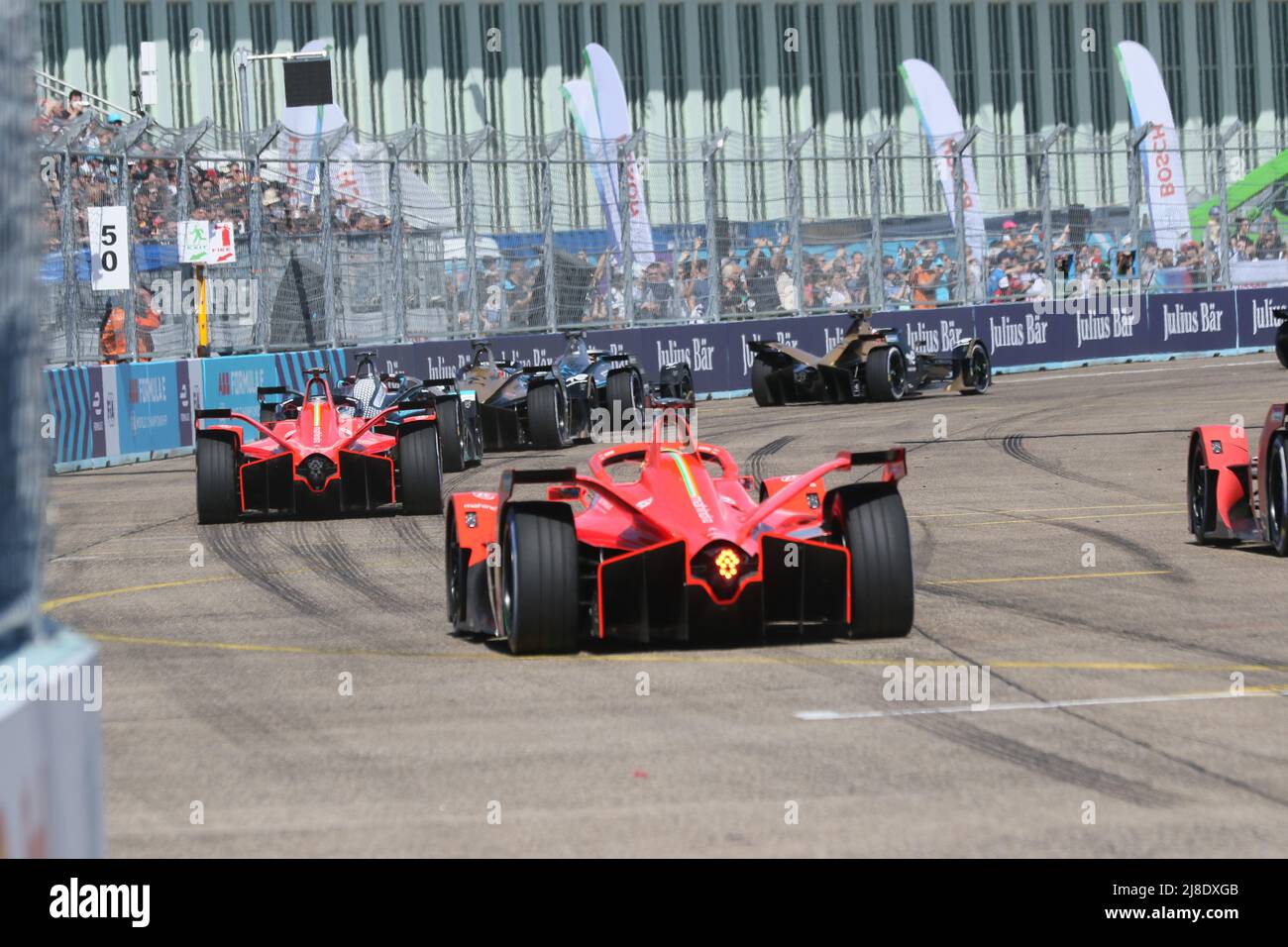 Deutschland, Berlin, 15. Mai 2022. Elektrischer Rennwagen im Rennen 8.. Nyck de Vries, Team Mercedes-EQ gewinnt Runde 8 der ABB FIA Formel-E-Meisterschaft 2021/22. Edoardo Mortara vom Team ROKIT Venturi Racing gewinnt den zweiten Platz und Stoffel Vandoorne vom Team Mercedes-EQ gewinnt den dritten Platz. Der Shell Recharge Berlin E-Prix 2022 wird am 14.. Und 15.. Mai 2022 zum achten Mal in Berlin mit einem Doppelrennen ausgetragen. Die Elektrorennserie 2021/2022 findet auf dem ehemaligen Flughafen Tempelhof statt. Stockfoto