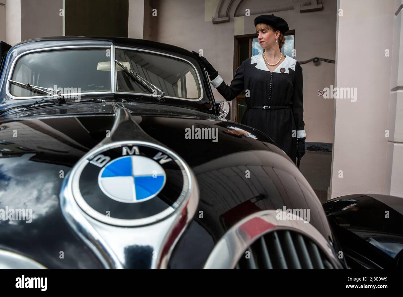 Moskau, Russland. 15.. Mai 2022. Black Retro Auto BMW - 321 geparkt in der Nähe eines Eingangs zum Park Kultury Station in Moskau, Russland. Der Bahnhof Park Kultury feiert die Zeremonie 1935 zum Start der ersten Linie, um den 87.. Geburtstag der Moskauer Metro, Russland, zu feiern Stockfoto