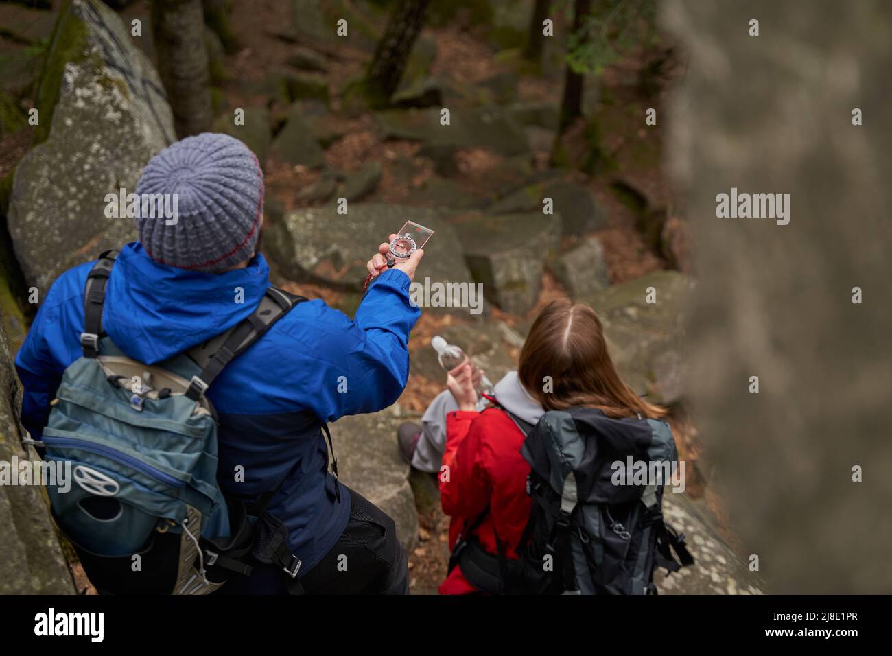 Rückansicht von Touristen, die sich mit dem Kompass zurueck finden Stockfoto