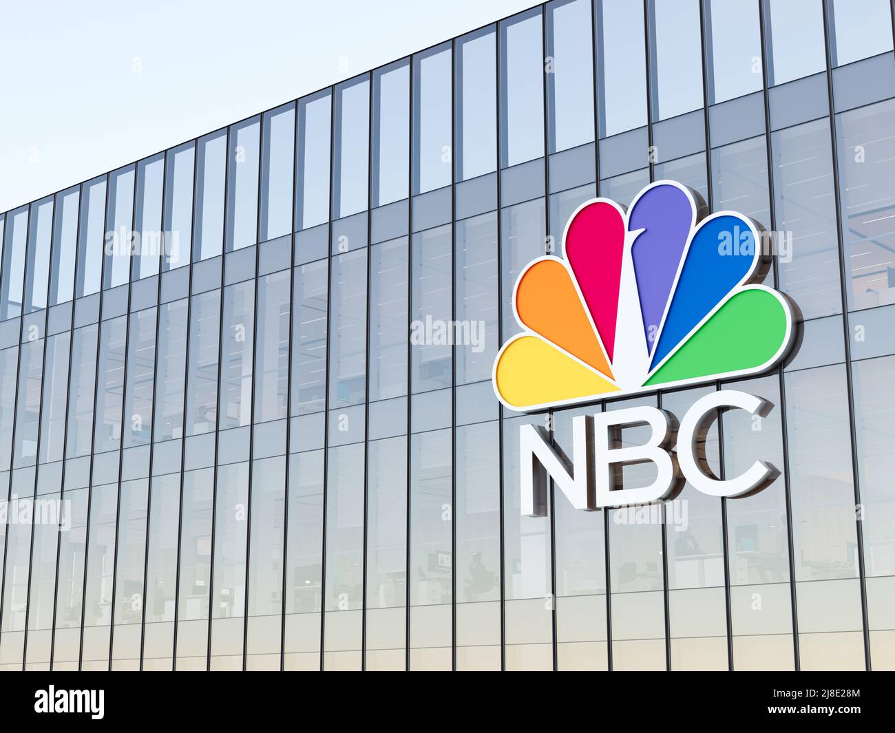 New York, NY, USA. 2.Mai 2022. Nur zur redaktionellen Verwendung, 3D CGI. NBC American Broadcasting Company Multinational Television Broadcast Network. Arbeitsplatz Hi Stockfoto