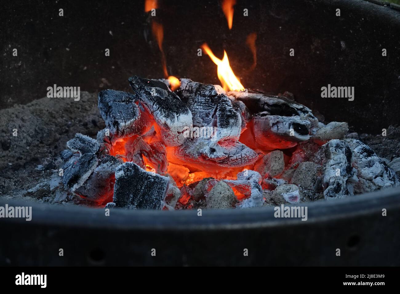 Lagerfeuer brennende Holzkohle Stockfoto