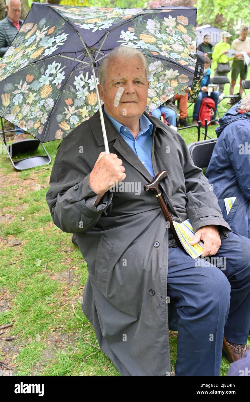 London, Großbritannien. 15.. Mai 2022. . 15.. Mai 2022. Bruce Kent nahm an dem Internationalen Tag der Kriegsdienstverweigerer Teil, sowohl in der Vergangenheit als auch in der Gegenwart. Auf der ganzen Welt werden viele Menschen inhaftiert oder gezwungen, aus ihren Heimatländern zu fliehen, weil sie sich geweigert haben, der „CO-Day National Ceremony“ der Streitkräfte am Tavistock Square, London, Großbritannien, beizutreten. - 15. Mai 2022. Kredit: Picture Capital/Alamy Live Nachrichten Kredit: Picture Capital/Alamy Live Nachrichten Stockfoto