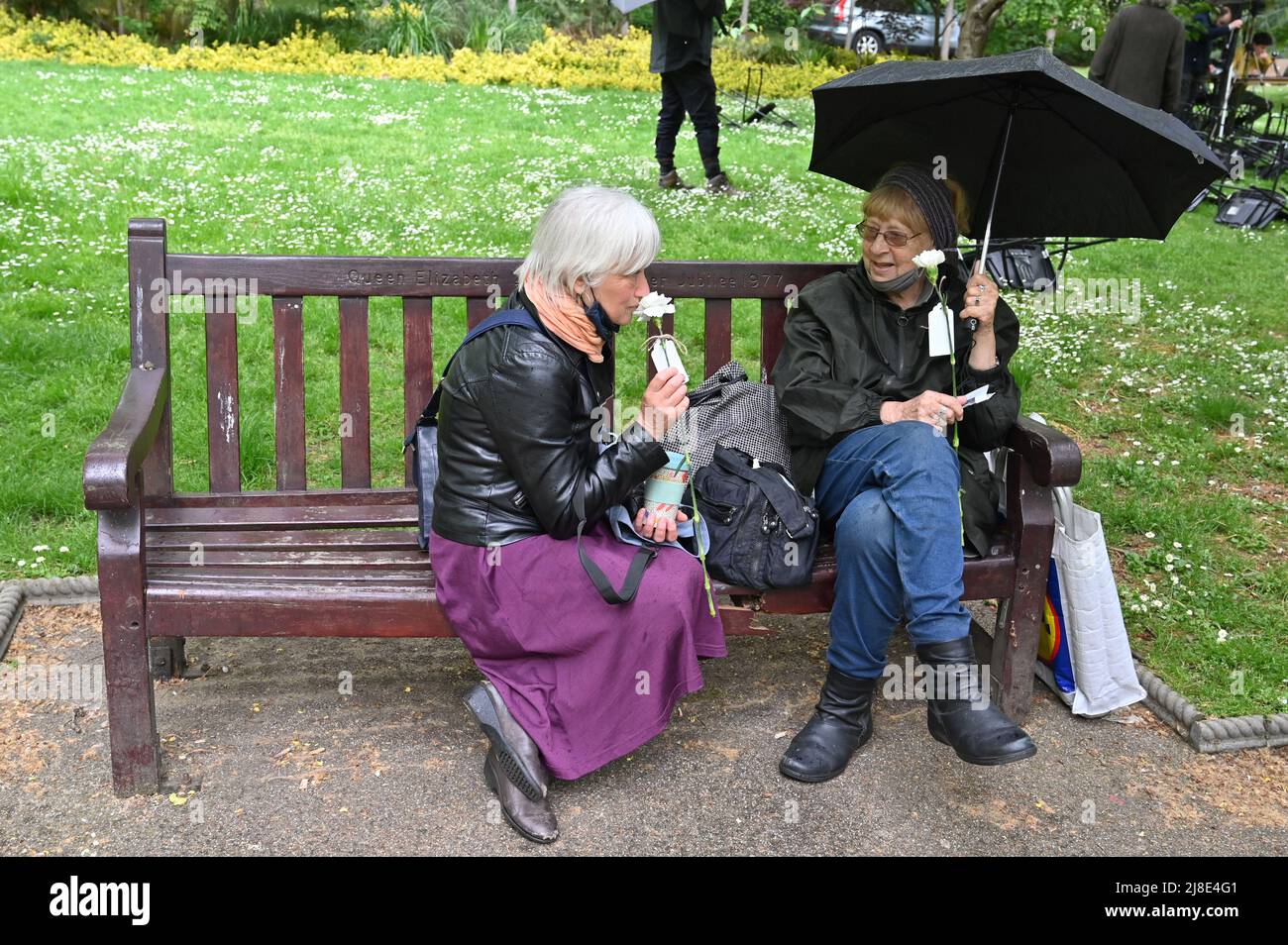London, Großbritannien. 15.. Mai 2022. . 15.. Mai 2022. Jedes Jahr am 15.. Mai erinnern wir uns an Kriegsdienstverweigerer aus Vergangenheit und Gegenwart. Auf der ganzen Welt werden viele Menschen inhaftiert oder gezwungen, aus ihren Heimatländern zu fliehen, weil sie sich geweigert haben, der „CO-Day National Ceremony“ der Streitkräfte am Tavistock Square, London, Großbritannien, beizutreten. - 15. Mai 2022. Kredit: Picture Capital/Alamy Live Nachrichten Kredit: Picture Capital/Alamy Live Nachrichten Stockfoto