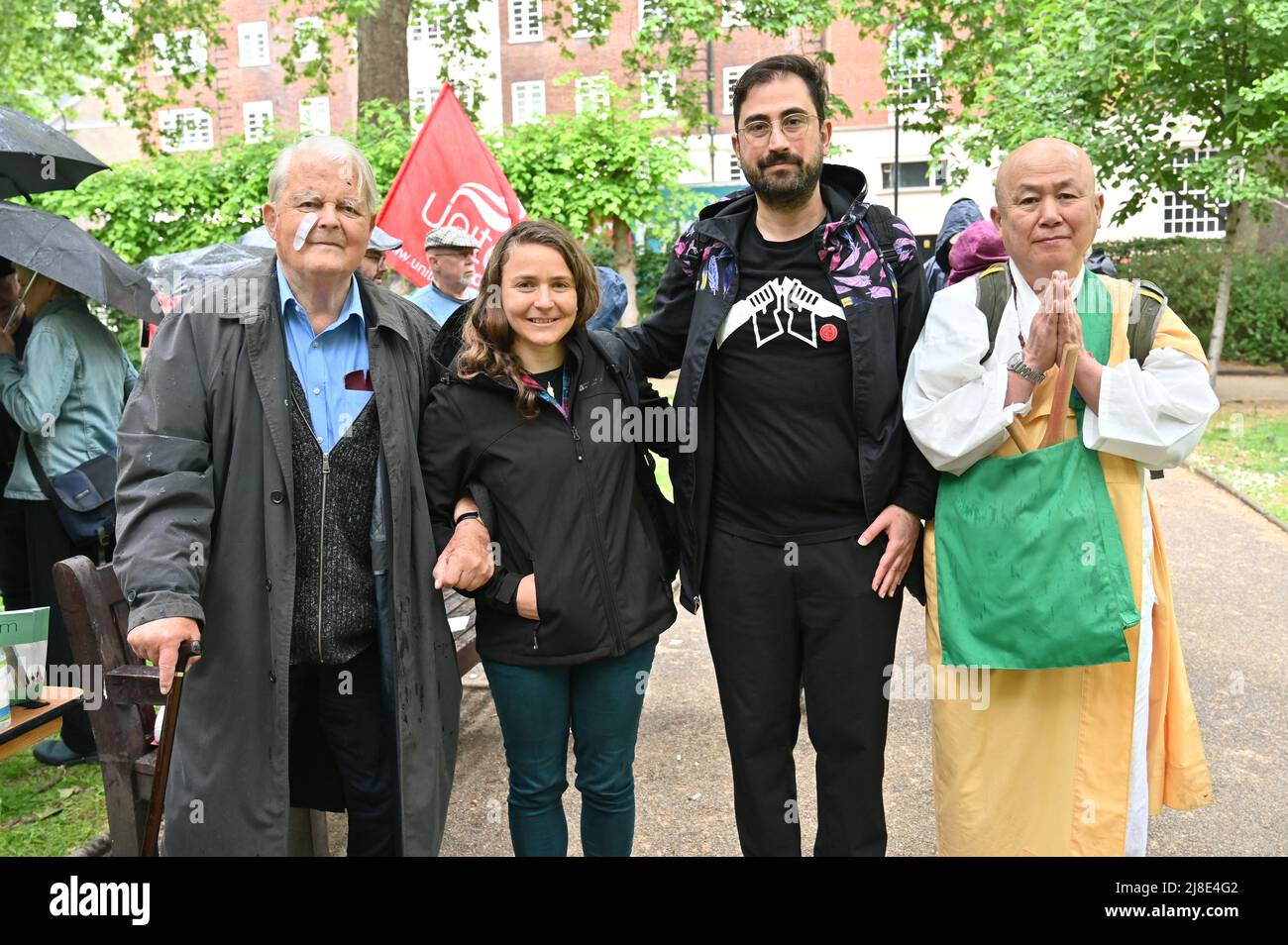 London, Großbritannien. 15.. Mai 2022. . 15.. Mai 2022. Bruce Kent, Sahar Vardi, Semih Sapmaz und ein japanischer Mönch nahmen am Internationalen Tag der Kriegsdienstverweigerer Teil, sowohl in der Vergangenheit als auch in der Gegenwart. Auf der ganzen Welt werden viele Menschen inhaftiert oder gezwungen, aus ihren Heimatländern zu fliehen, weil sie sich geweigert haben, der „CO-Day National Ceremony“ der Streitkräfte am Tavistock Square, London, Großbritannien, beizutreten. - 15. Mai 2022. Kredit: Picture Capital/Alamy Live Nachrichten Kredit: Picture Capital/Alamy Live Nachrichten Stockfoto