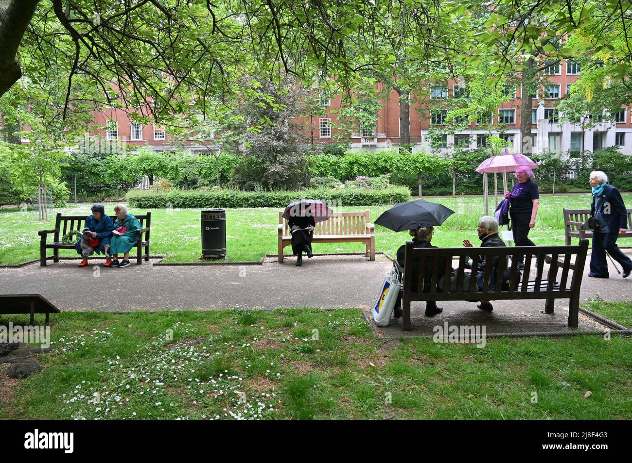 London, Großbritannien. 15.. Mai 2022. . 15.. Mai 2022. Jedes Jahr am 15.. Mai erinnern wir uns an Kriegsdienstverweigerer aus Vergangenheit und Gegenwart. Auf der ganzen Welt werden viele Menschen inhaftiert oder gezwungen, aus ihren Heimatländern zu fliehen, weil sie sich geweigert haben, der „CO-Day National Ceremony“ der Streitkräfte am Tavistock Square, London, Großbritannien, beizutreten. - 15. Mai 2022. Kredit: Picture Capital/Alamy Live Nachrichten Kredit: Picture Capital/Alamy Live Nachrichten Stockfoto