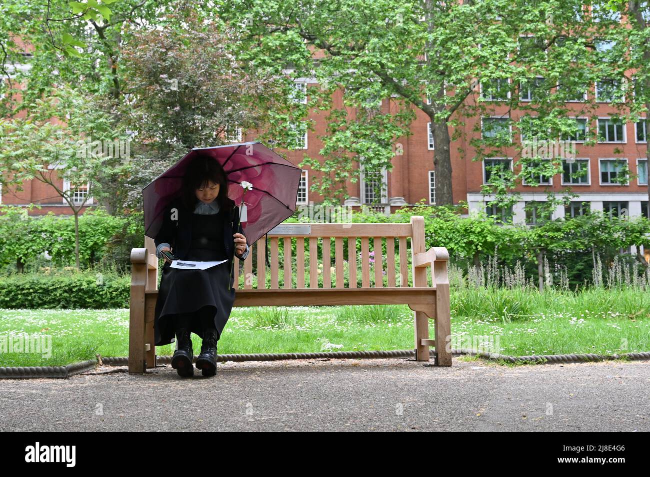 London, Großbritannien. 15.. Mai 2022. . 15.. Mai 2022. Jedes Jahr am 15.. Mai erinnern wir uns an Kriegsdienstverweigerer aus Vergangenheit und Gegenwart. Auf der ganzen Welt werden viele Menschen inhaftiert oder gezwungen, aus ihren Heimatländern zu fliehen, weil sie sich geweigert haben, der „CO-Day National Ceremony“ der Streitkräfte am Tavistock Square, London, Großbritannien, beizutreten. - 15. Mai 2022. Kredit: Picture Capital/Alamy Live Nachrichten Kredit: Picture Capital/Alamy Live Nachrichten Stockfoto
