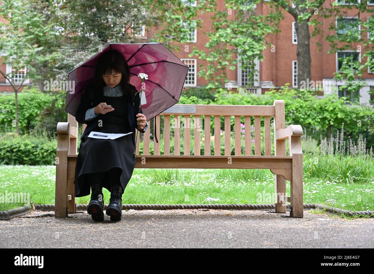 London, Großbritannien. 15.. Mai 2022. . 15.. Mai 2022. Jedes Jahr am 15.. Mai erinnern wir uns an Kriegsdienstverweigerer aus Vergangenheit und Gegenwart. Auf der ganzen Welt werden viele Menschen inhaftiert oder gezwungen, aus ihren Heimatländern zu fliehen, weil sie sich geweigert haben, der „CO-Day National Ceremony“ der Streitkräfte am Tavistock Square, London, Großbritannien, beizutreten. - 15. Mai 2022. Kredit: Picture Capital/Alamy Live Nachrichten Kredit: Picture Capital/Alamy Live Nachrichten Stockfoto