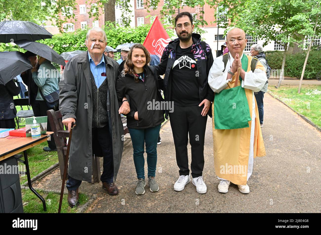 London, Großbritannien. 15.. Mai 2022. . 15.. Mai 2022. Bruce Kent, Sahar Vardi, Semih Sapmaz und ein japanischer Mönch nahmen am Internationalen Tag der Kriegsdienstverweigerer Teil, sowohl in der Vergangenheit als auch in der Gegenwart. Auf der ganzen Welt werden viele Menschen inhaftiert oder gezwungen, aus ihren Heimatländern zu fliehen, weil sie sich geweigert haben, der „CO-Day National Ceremony“ der Streitkräfte am Tavistock Square, London, Großbritannien, beizutreten. - 15. Mai 2022. Kredit: Picture Capital/Alamy Live Nachrichten Kredit: Picture Capital/Alamy Live Nachrichten Stockfoto