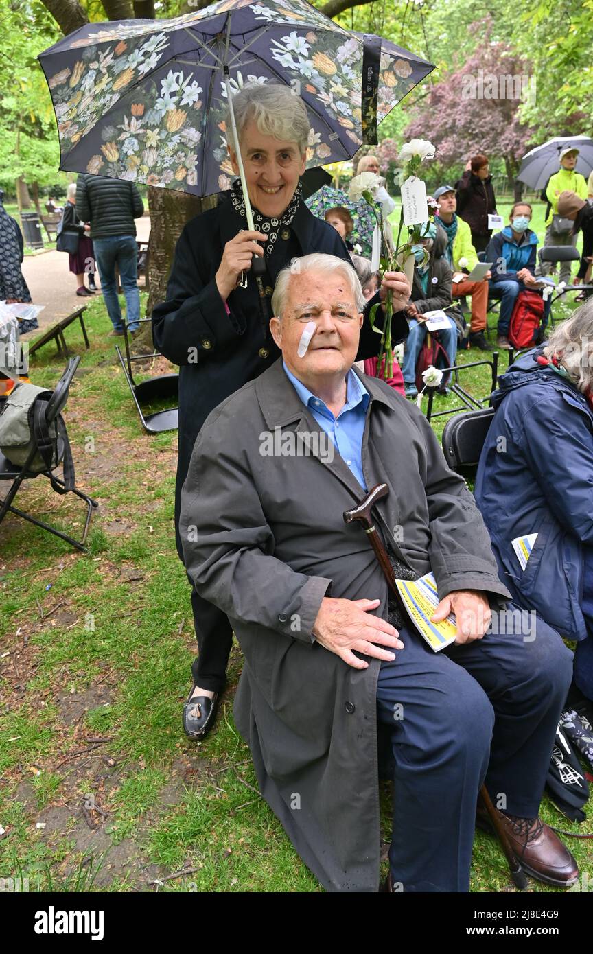 London, Großbritannien. 15.. Mai 2022. . 15.. Mai 2022. Bruce Kent und seine Frau nahmen an dem Internationalen Tag der Kriegsdienstverweigerer Teil, sowohl in der Vergangenheit als auch in der Gegenwart. Auf der ganzen Welt werden viele Menschen inhaftiert oder gezwungen, aus ihren Heimatländern zu fliehen, weil sie sich geweigert haben, der „CO-Day National Ceremony“ der Streitkräfte am Tavistock Square, London, Großbritannien, beizutreten. - 15. Mai 2022. Kredit: Picture Capital/Alamy Live Nachrichten Kredit: Picture Capital/Alamy Live Nachrichten Stockfoto