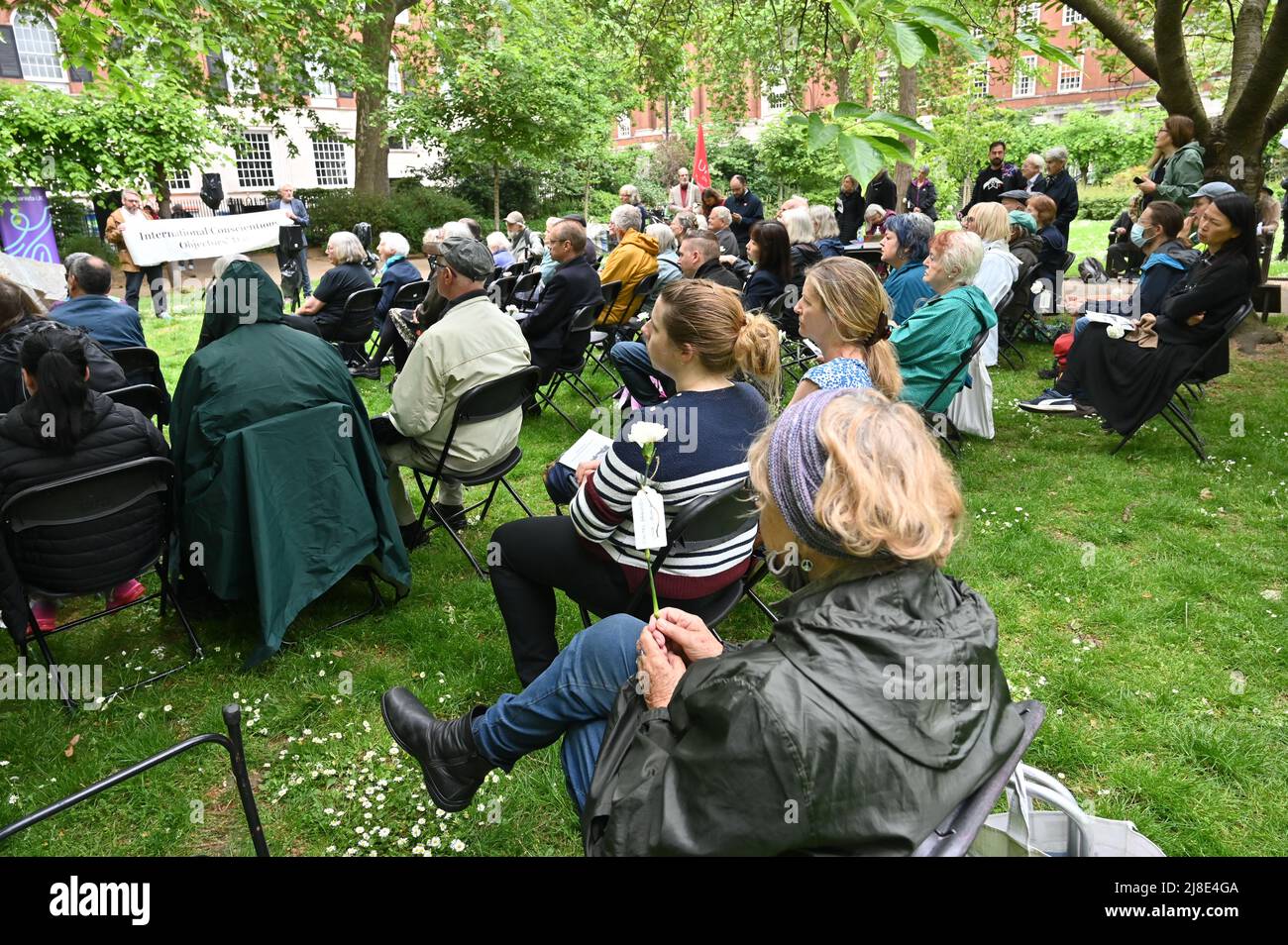 London, Großbritannien. 15.. Mai 2022. . 15.. Mai 2022. Jedes Jahr am 15.. Mai erinnern wir uns an Kriegsdienstverweigerer aus Vergangenheit und Gegenwart. Auf der ganzen Welt werden viele Menschen inhaftiert oder gezwungen, aus ihren Heimatländern zu fliehen, weil sie sich geweigert haben, der „CO-Day National Ceremony“ der Streitkräfte am Tavistock Square, London, Großbritannien, beizutreten. - 15. Mai 2022. Kredit: Picture Capital/Alamy Live Nachrichten Kredit: Picture Capital/Alamy Live Nachrichten Stockfoto