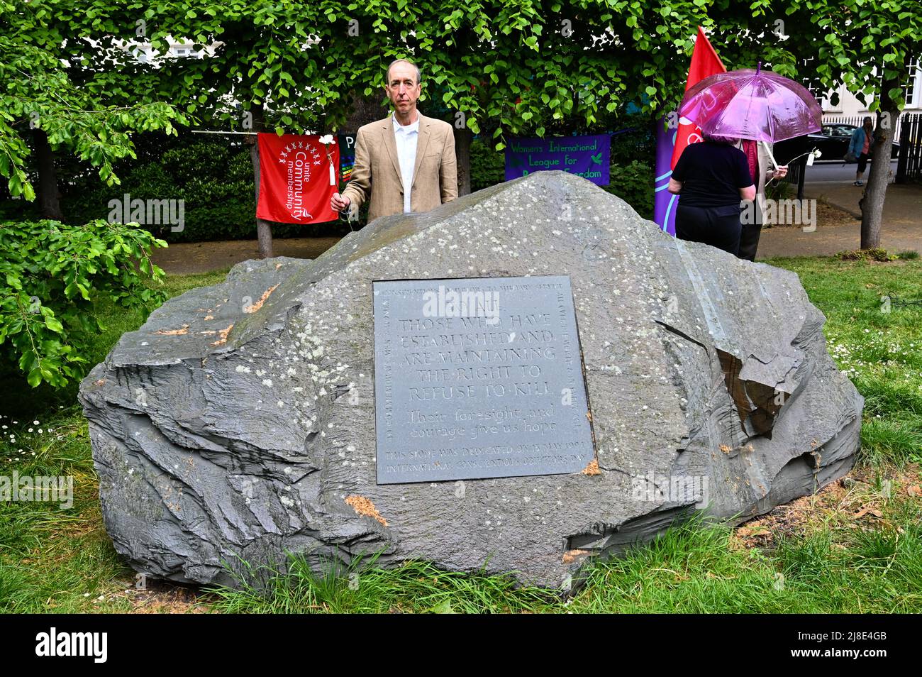 London, Großbritannien. 15.. Mai 2022. . 15.. Mai 2022. Michael Mears ist ein Schauspieler und Dramatiker, der moderiert wird - jedes Jahr am 15.. Mai erinnern wir uns an Kriegsdienstverweigerer aus Vergangenheit und Gegenwart. Auf der ganzen Welt werden viele Menschen inhaftiert oder gezwungen, aus ihren Heimatländern zu fliehen, weil sie sich geweigert haben, der „CO-Day National Ceremony“ der Streitkräfte am Tavistock Square, London, Großbritannien, beizutreten. - 15. Mai 2022. Kredit: Picture Capital/Alamy Live Nachrichten Kredit: Picture Capital/Alamy Live Nachrichten Stockfoto