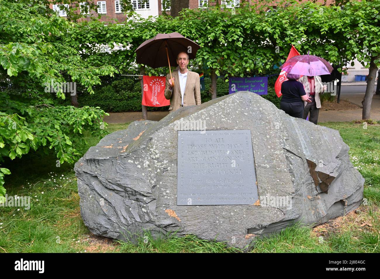 London, Großbritannien. 15.. Mai 2022. . 15.. Mai 2022. Michael Mears ist ein Schauspieler und Dramatiker, der moderiert wird - jedes Jahr am 15.. Mai erinnern wir uns an Kriegsdienstverweigerer aus Vergangenheit und Gegenwart. Auf der ganzen Welt werden viele Menschen inhaftiert oder gezwungen, aus ihren Heimatländern zu fliehen, weil sie sich geweigert haben, der „CO-Day National Ceremony“ der Streitkräfte am Tavistock Square, London, Großbritannien, beizutreten. - 15. Mai 2022. Kredit: Picture Capital/Alamy Live Nachrichten Kredit: Picture Capital/Alamy Live Nachrichten Stockfoto