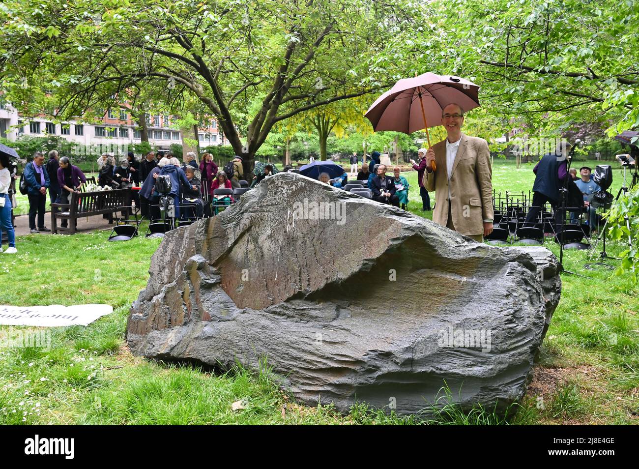 London, Großbritannien. 15.. Mai 2022. . 15.. Mai 2022. Michael Mears ist ein Schauspieler und Dramatiker, der moderiert wird - jedes Jahr am 15.. Mai erinnern wir uns an Kriegsdienstverweigerer aus Vergangenheit und Gegenwart. Auf der ganzen Welt werden viele Menschen inhaftiert oder gezwungen, aus ihren Heimatländern zu fliehen, weil sie sich geweigert haben, der „CO-Day National Ceremony“ der Streitkräfte am Tavistock Square, London, Großbritannien, beizutreten. - 15. Mai 2022. Kredit: Picture Capital/Alamy Live Nachrichten Kredit: Picture Capital/Alamy Live Nachrichten Stockfoto