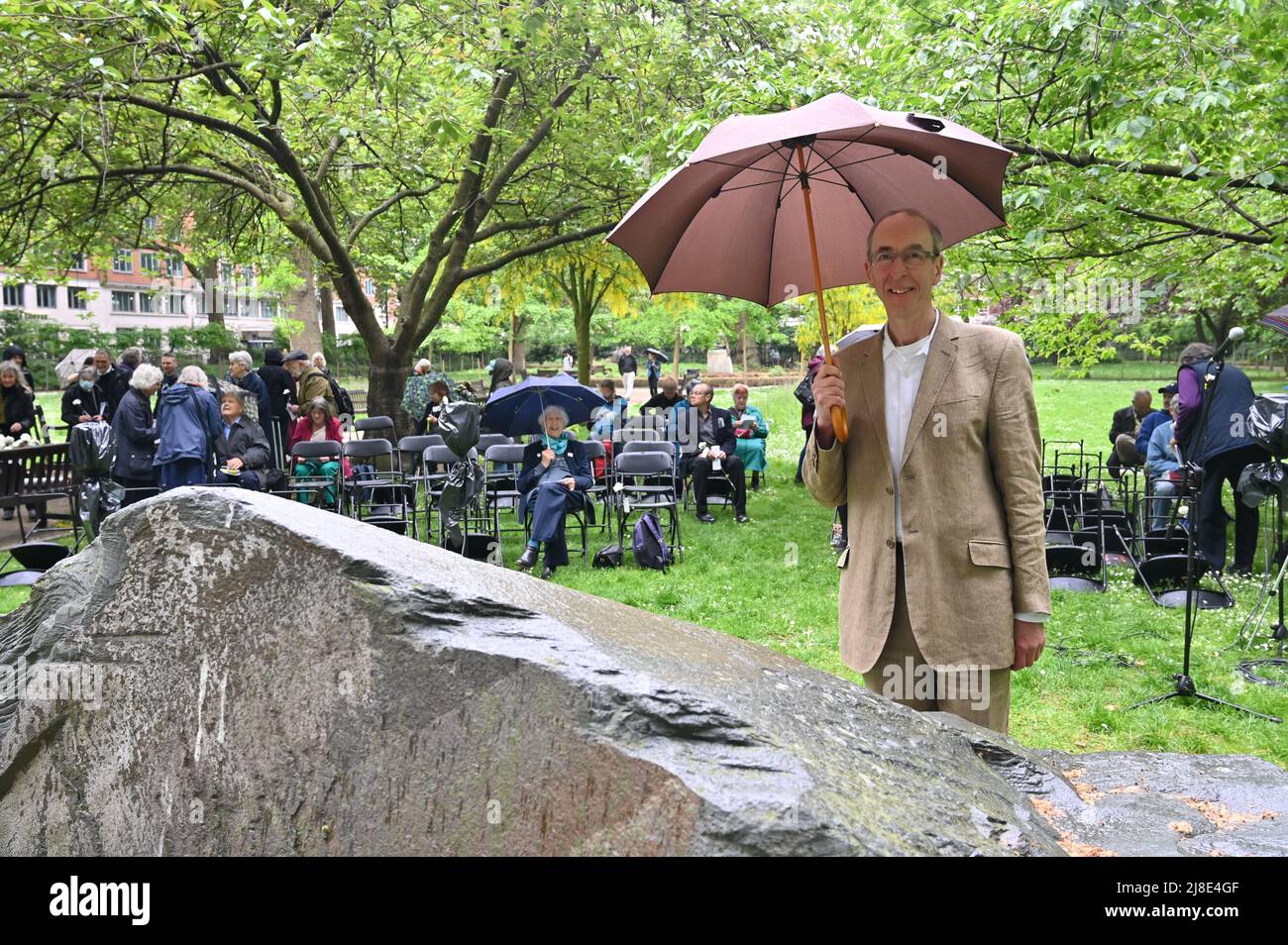 London, Großbritannien. 15.. Mai 2022. . 15.. Mai 2022. Michael Mears ist ein Schauspieler und Dramatiker, der moderiert wird - jedes Jahr am 15.. Mai erinnern wir uns an Kriegsdienstverweigerer aus Vergangenheit und Gegenwart. Auf der ganzen Welt werden viele Menschen inhaftiert oder gezwungen, aus ihren Heimatländern zu fliehen, weil sie sich geweigert haben, der „CO-Day National Ceremony“ der Streitkräfte am Tavistock Square, London, Großbritannien, beizutreten. - 15. Mai 2022. Kredit: Picture Capital/Alamy Live Nachrichten Kredit: Picture Capital/Alamy Live Nachrichten Stockfoto