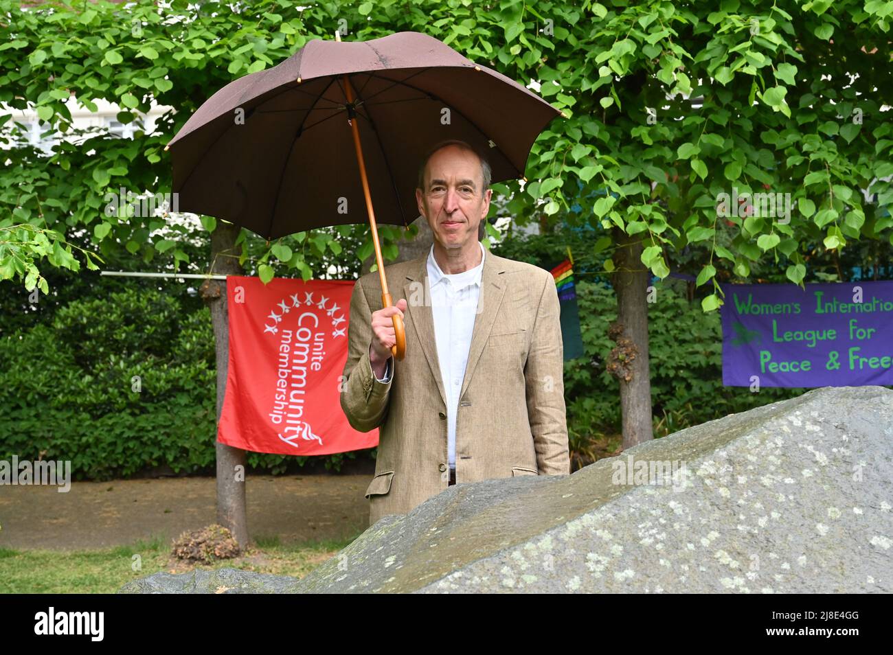 London, Großbritannien. 15.. Mai 2022. . 15.. Mai 2022. Michael Mears ist ein Schauspieler und Dramatiker, der moderiert wird - jedes Jahr am 15.. Mai erinnern wir uns an Kriegsdienstverweigerer aus Vergangenheit und Gegenwart. Auf der ganzen Welt werden viele Menschen inhaftiert oder gezwungen, aus ihren Heimatländern zu fliehen, weil sie sich geweigert haben, der „CO-Day National Ceremony“ der Streitkräfte am Tavistock Square, London, Großbritannien, beizutreten. - 15. Mai 2022. Kredit: Picture Capital/Alamy Live Nachrichten Kredit: Picture Capital/Alamy Live Nachrichten Stockfoto