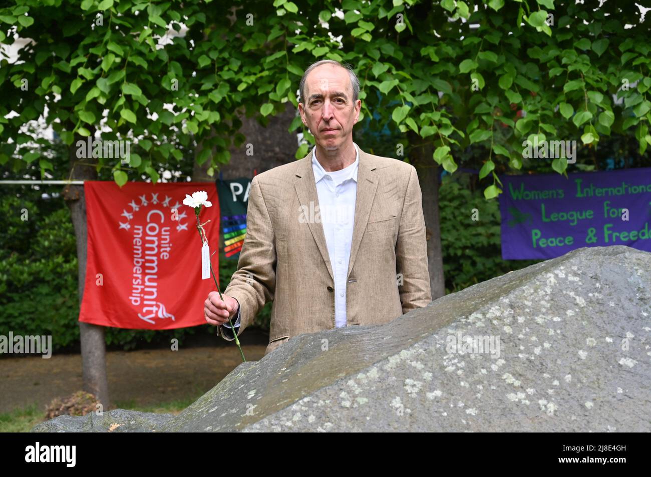 London, Großbritannien. 15.. Mai 2022. . 15.. Mai 2022. Michael Mears ist ein Schauspieler und Dramatiker, der moderiert wird - jedes Jahr am 15.. Mai erinnern wir uns an Kriegsdienstverweigerer aus Vergangenheit und Gegenwart. Auf der ganzen Welt werden viele Menschen inhaftiert oder gezwungen, aus ihren Heimatländern zu fliehen, weil sie sich geweigert haben, der „CO-Day National Ceremony“ der Streitkräfte am Tavistock Square, London, Großbritannien, beizutreten. - 15. Mai 2022. Kredit: Picture Capital/Alamy Live Nachrichten Kredit: Picture Capital/Alamy Live Nachrichten Stockfoto